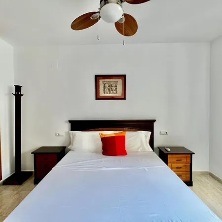 Spacious Near Plaza America Apartment Alicante